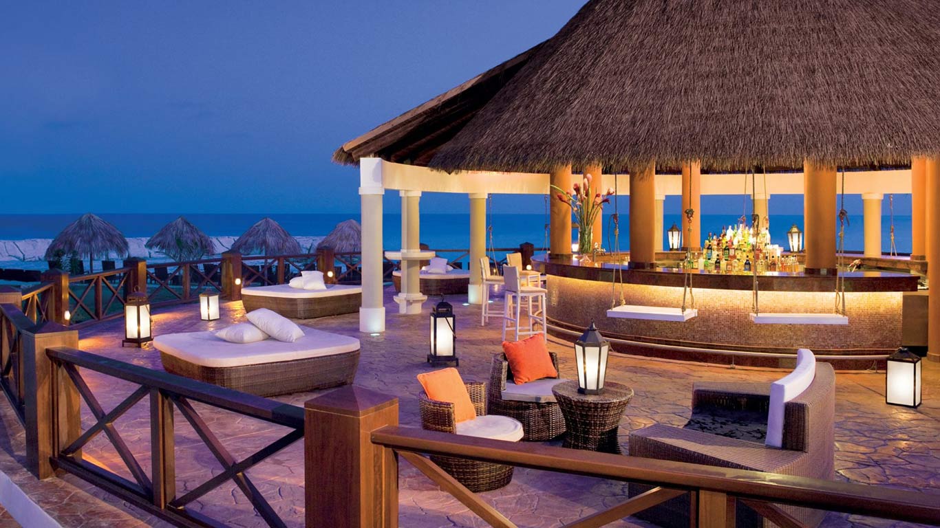 Gourmet dining and cocktails al fresco